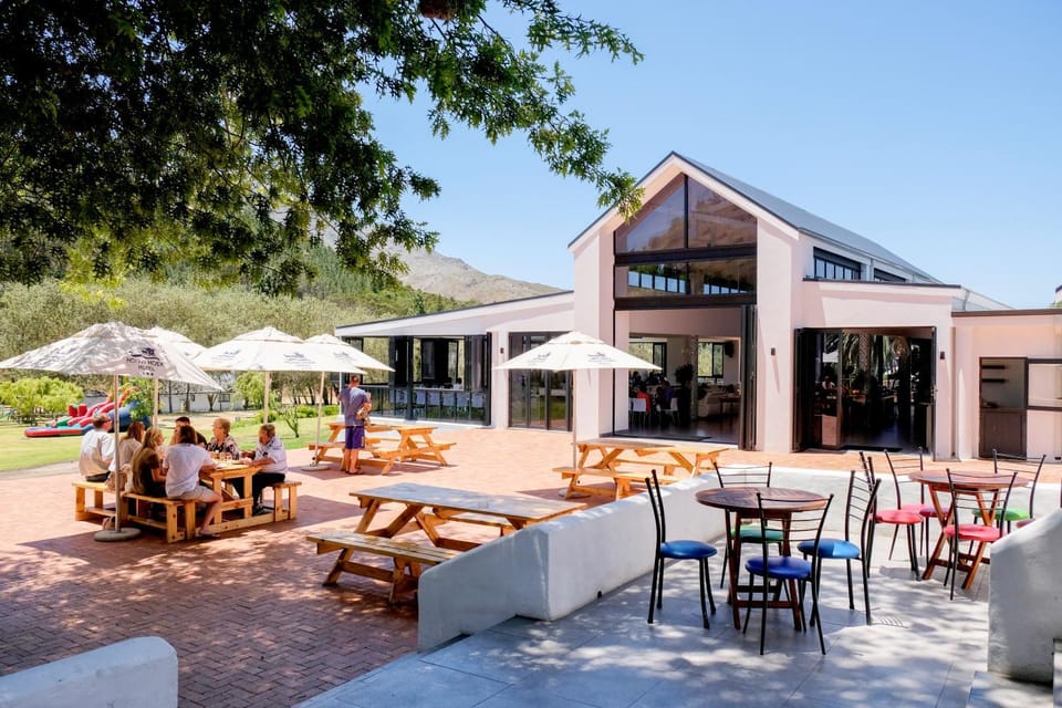 Property building, Patio, Restaurant/places to eat, Restaurant/places to eat, Natural landscape, Garden, Seating area, Garden view