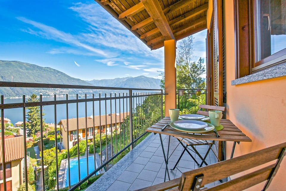 Balcony/Terrace, Lake view, Mountain view, Pool view