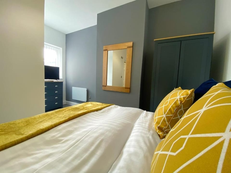 Full Private House Sleeping Up To 18 - Close To Seafront House in Blackpool