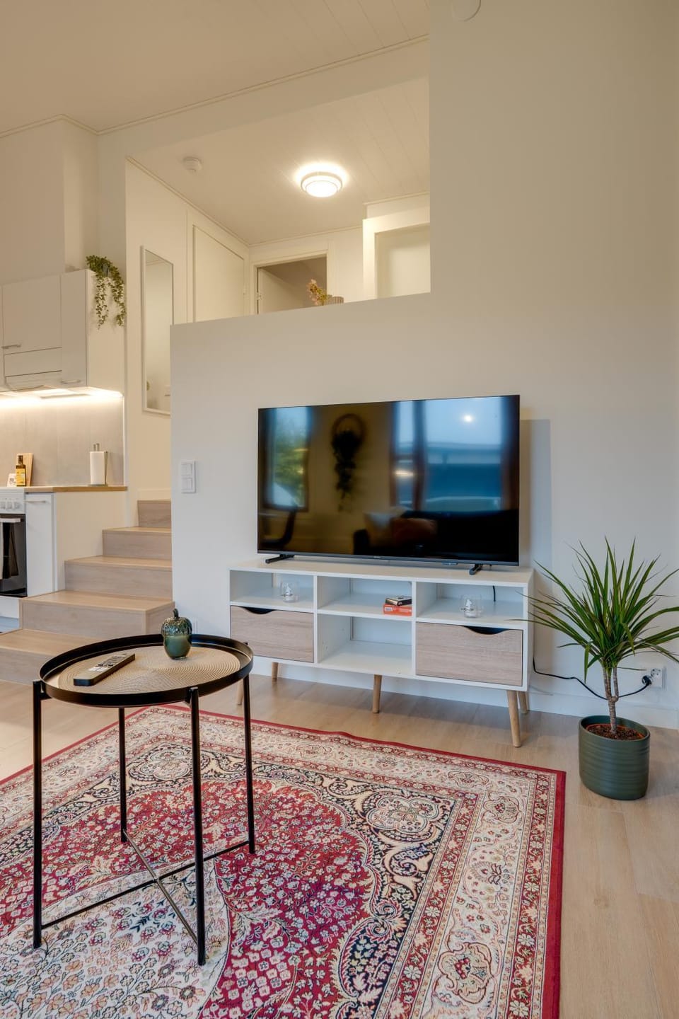 TV and multimedia, Living room, Seating area, Evening entertainment