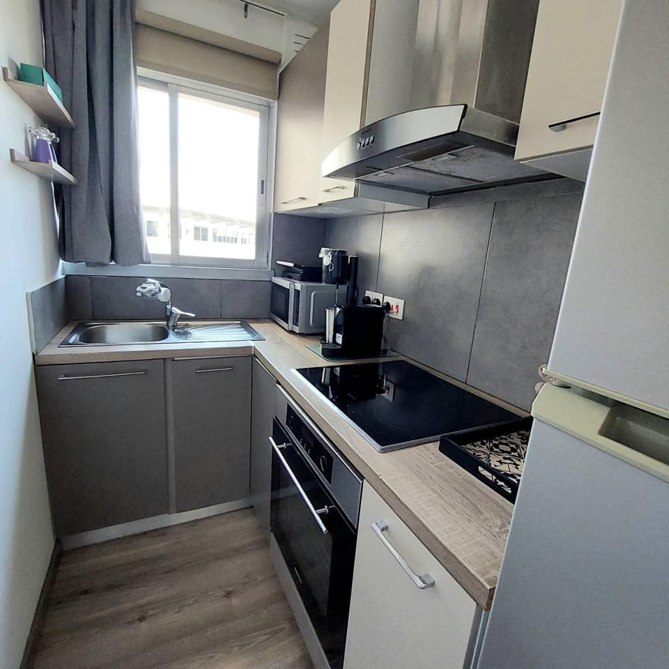 Coffee/tea facilities, Kitchen or kitchenette, stove, toaster