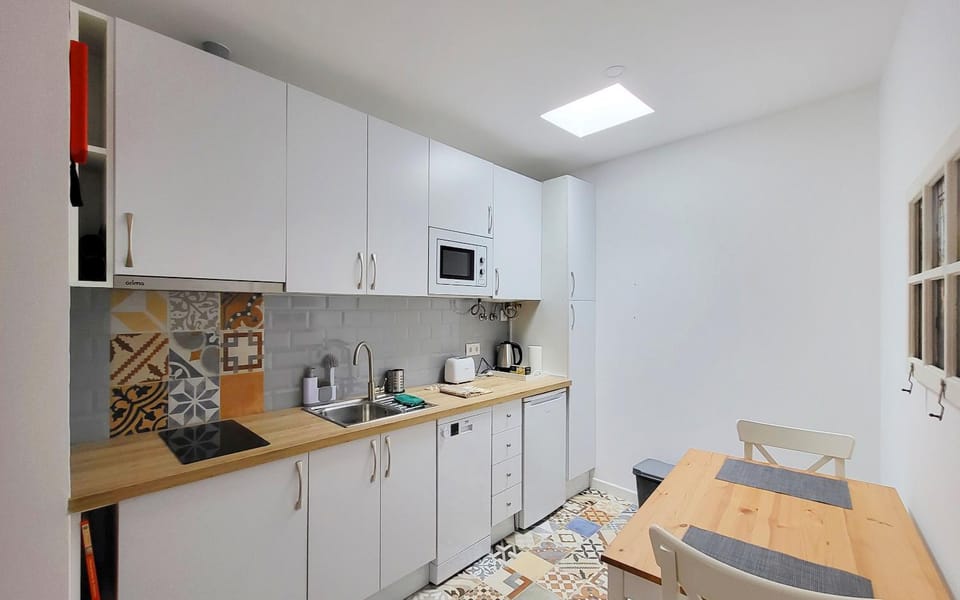 Coffee/tea facilities, Kitchen or kitchenette, Dining area, stove, toaster