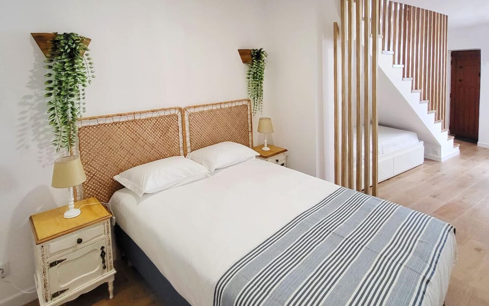 Bed, Photo of the whole room, Bedroom, wardrobe, air conditioner