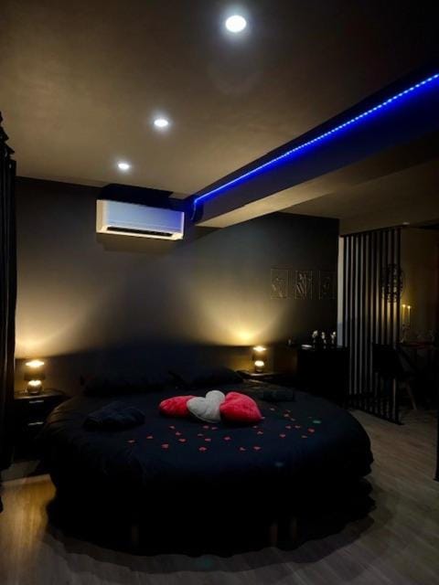 Love Room L'instanté - "Suite L'intense" Apartment in Occitanie