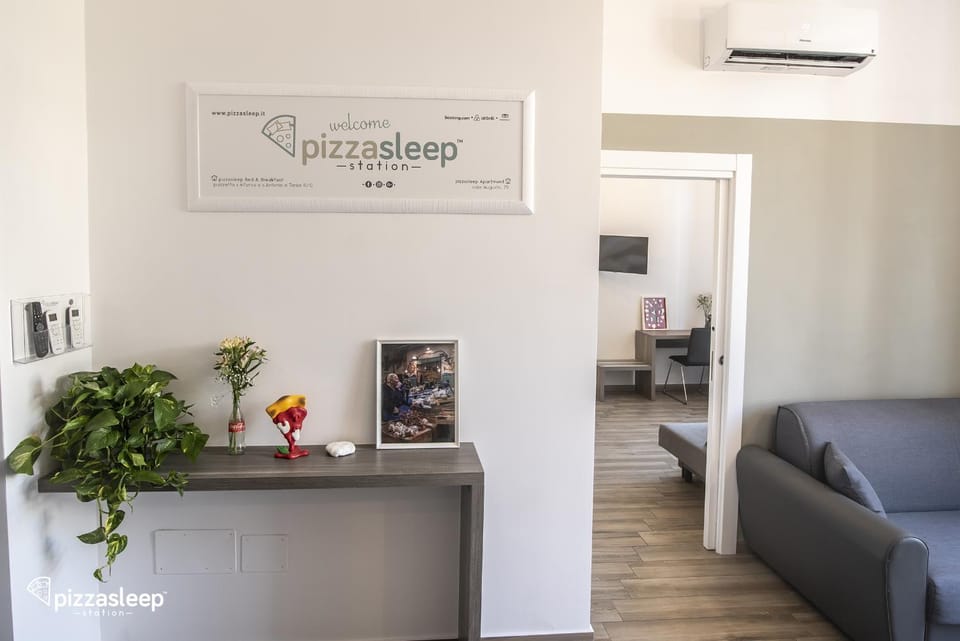 Photo of the whole room, Seating area, Logo/Certificate/Sign, Bedroom