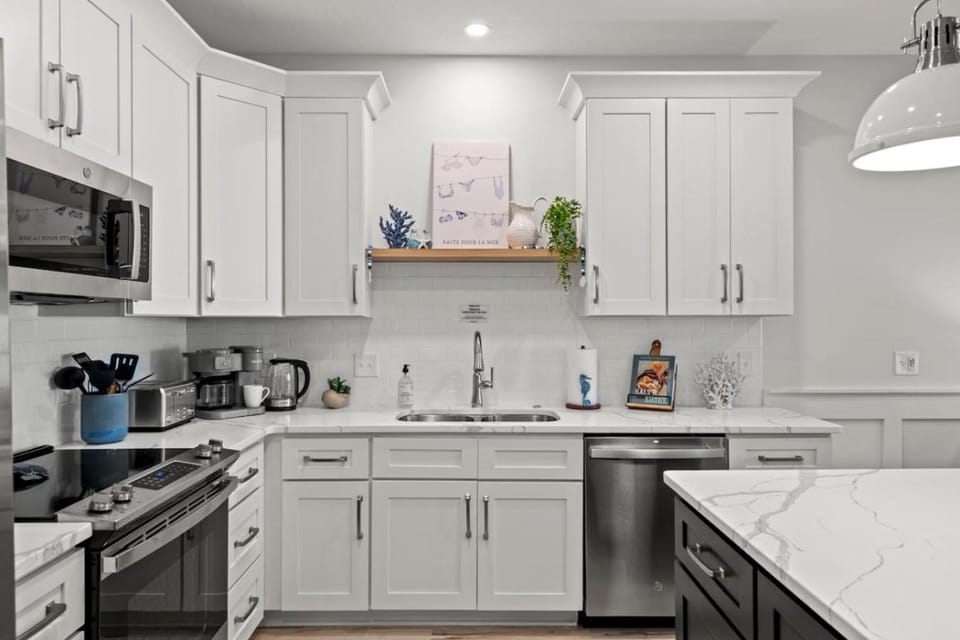 Towne Treasures B ~ Brand-New Luxe Coastal Retreat with Private Cocktail Pool House in Laguna Beach