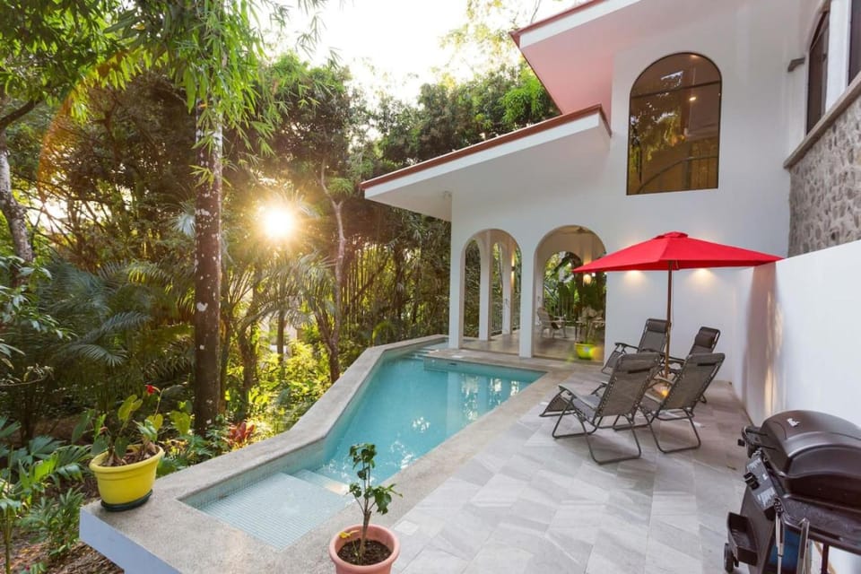 Villa Lapas and Apartment, Central, Pool and lots of Wildlife House in Quepos