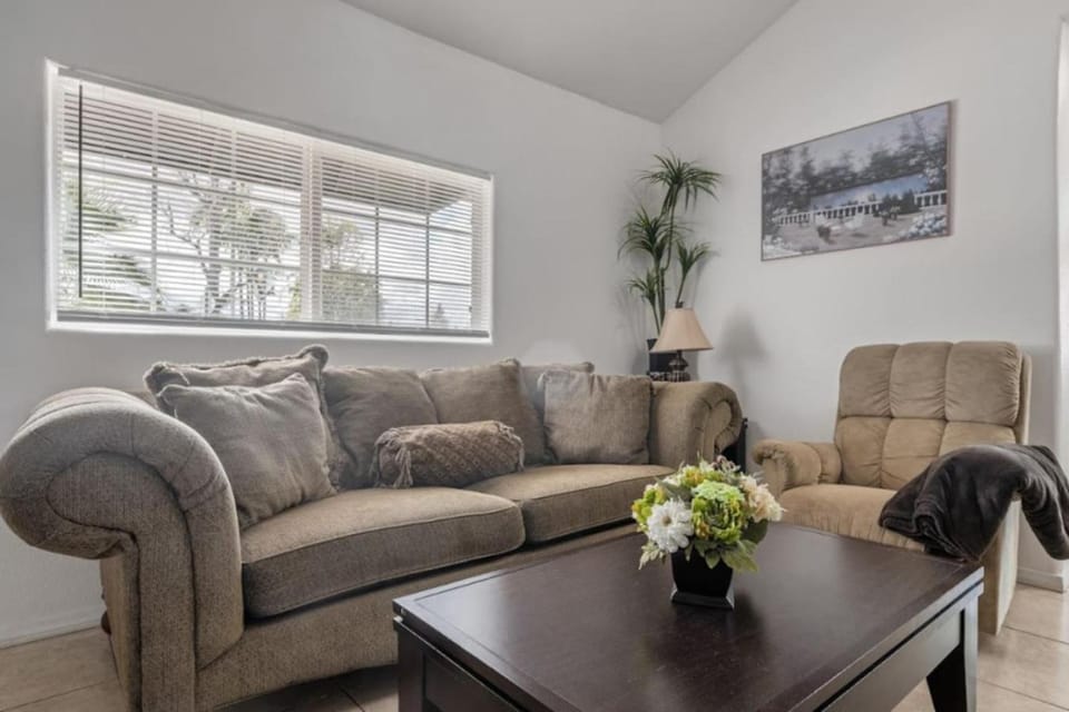 Bright and Gorgeous Canoga Park Guesthouse House in Winnetka