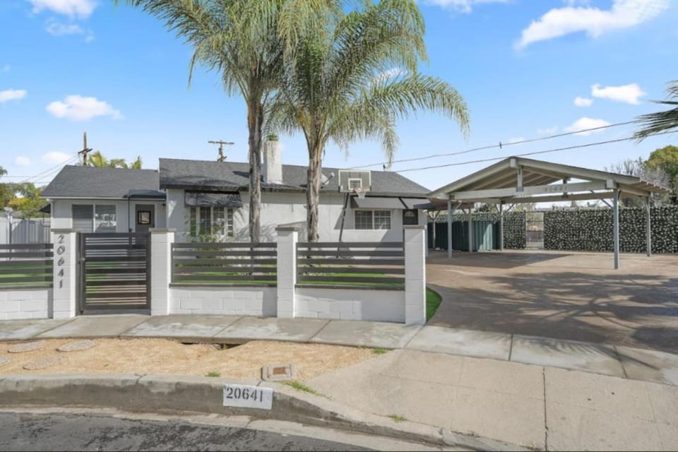 Bright and Gorgeous Canoga Park Guesthouse House in Winnetka