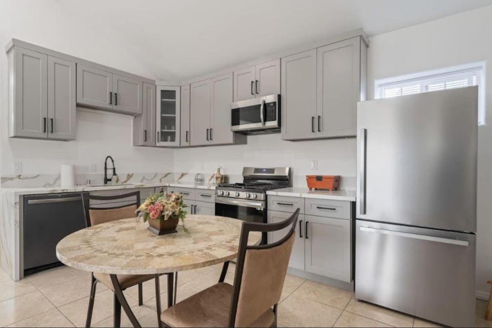 Bright and Gorgeous Canoga Park Guesthouse House in Winnetka