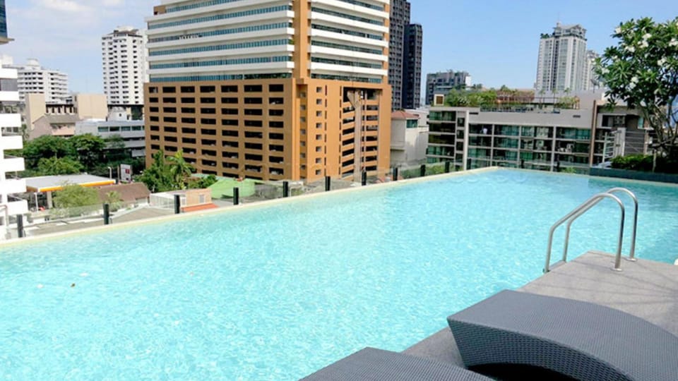 Vibe Sukhumvit 61 l Ultra WIFI l Walk to BTS Thonglor or Ekkamai Apartment in Bangkok