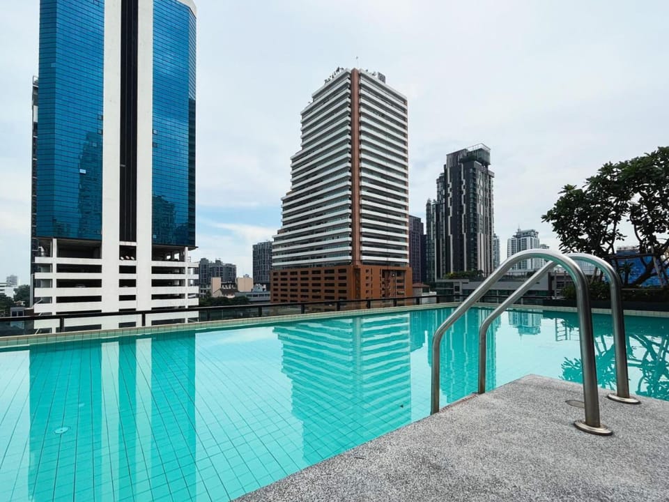 Vibe Sukhumvit 61 l Ultra WIFI l Walk to BTS Thonglor or Ekkamai Apartment in Bangkok