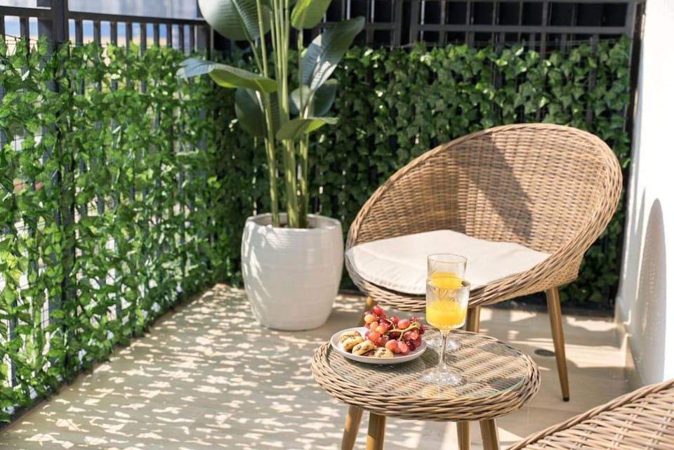 WALK TO F1 - Beautiful 1 BDR Yas Island Retreat Apartment in Abu Dhabi