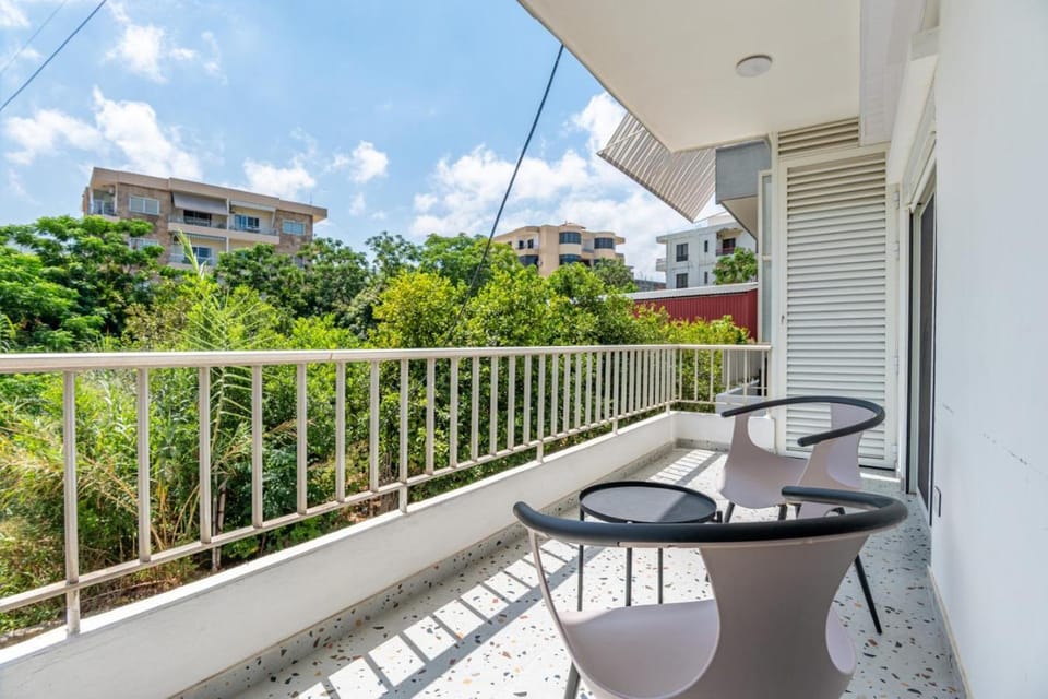 Balcony/Terrace, Seating area, Dining area, Mountain view