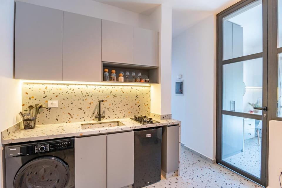 Kitchen or kitchenette, minibar, stove, washing machine