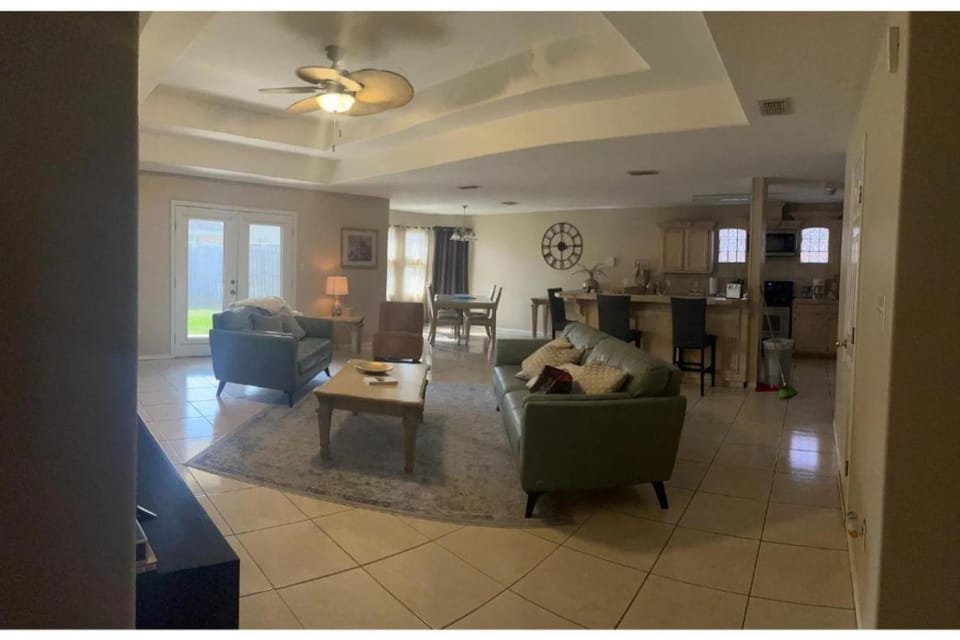 Minutes to Shopping, Dining and Fun Family Stay - Sleeps 6 House in Pharr