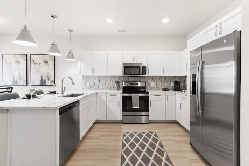 The Luxe Living 5 Min From Downtown Apartment in Raleigh
