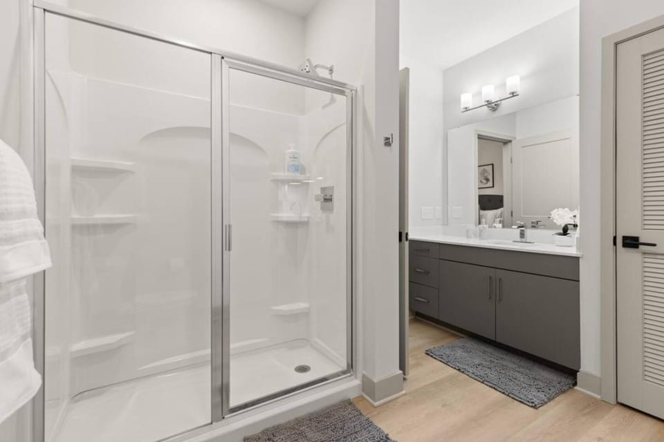 The Luxe Living 5 Min From Downtown Apartment in Raleigh