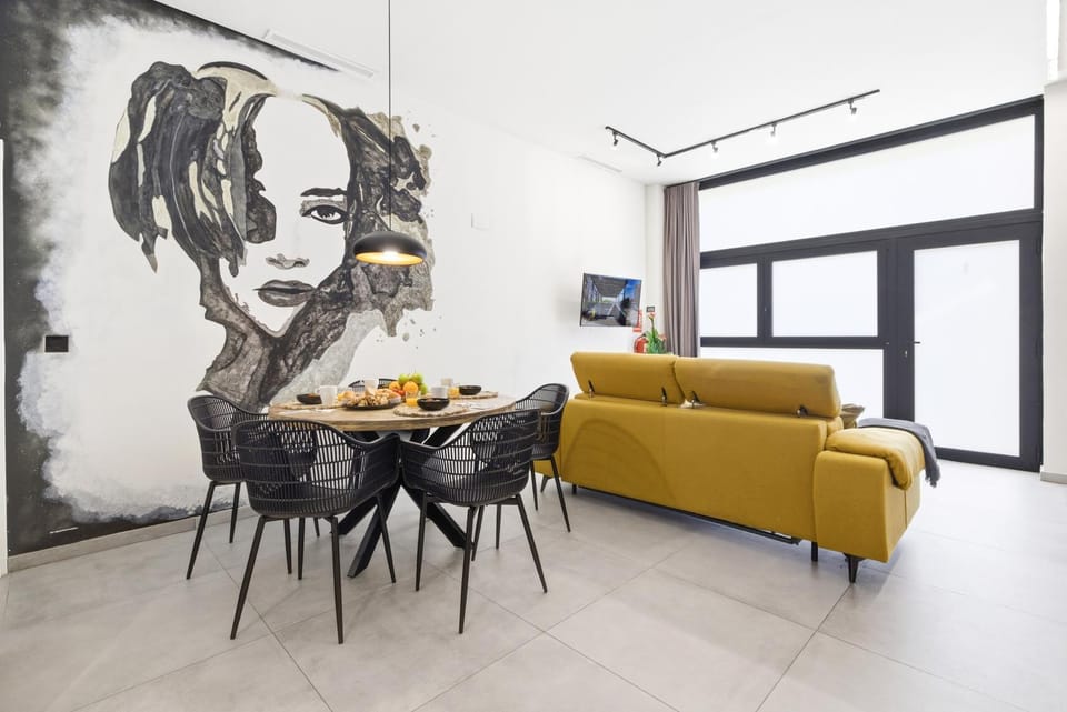 Living room, Dining area, Food