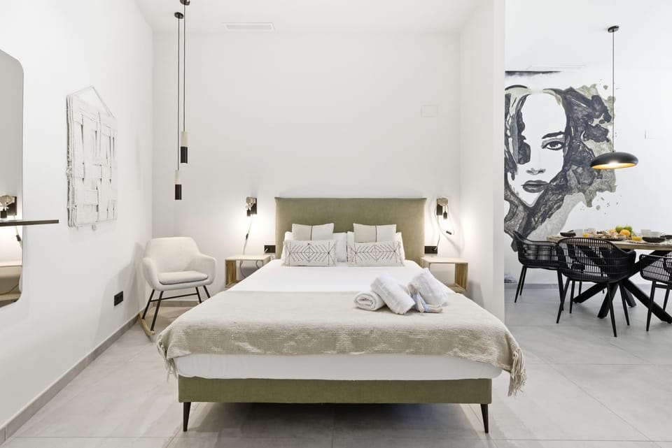Bed, Living room, Photo of the whole room, Decorative detail, Bedroom, towels