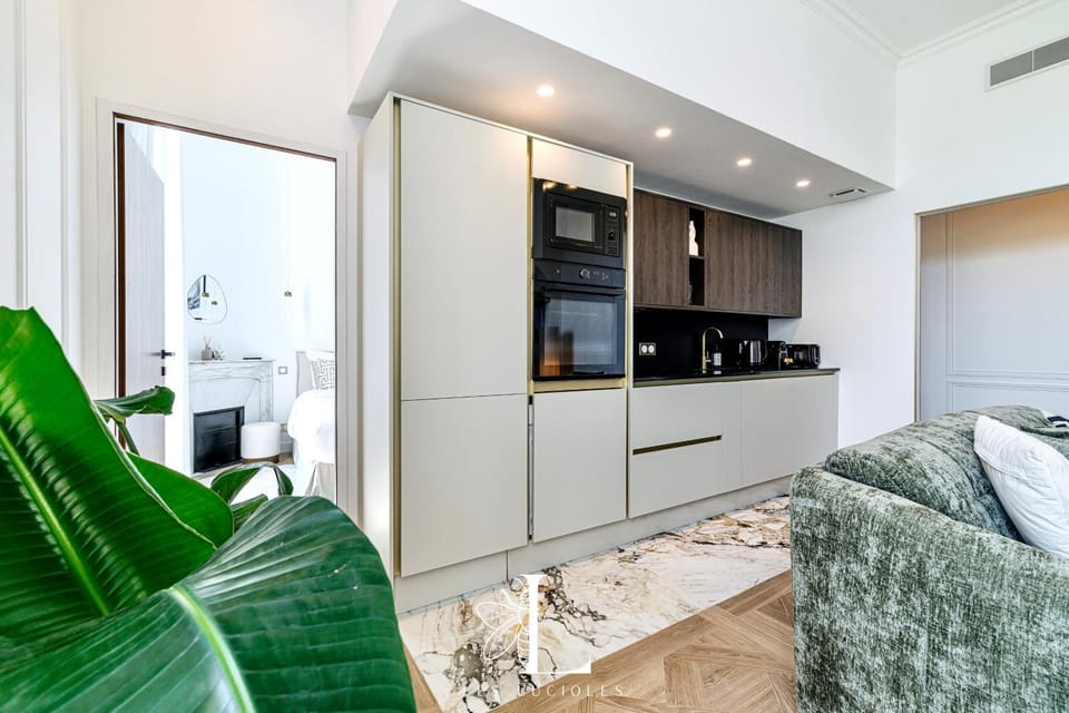 Coffee/tea facilities, Kitchen or kitchenette, oven, stove