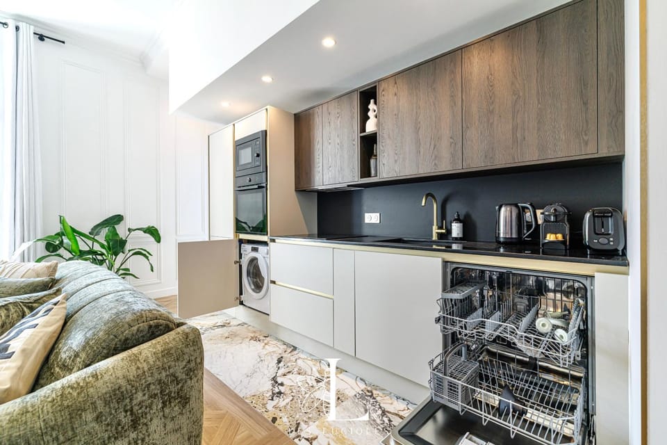 Coffee/tea facilities, Kitchen or kitchenette, dishwasher, microwave, stove, toaster, washing machine