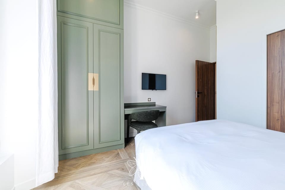 Bed, Seating area, Bedroom, wardrobe
