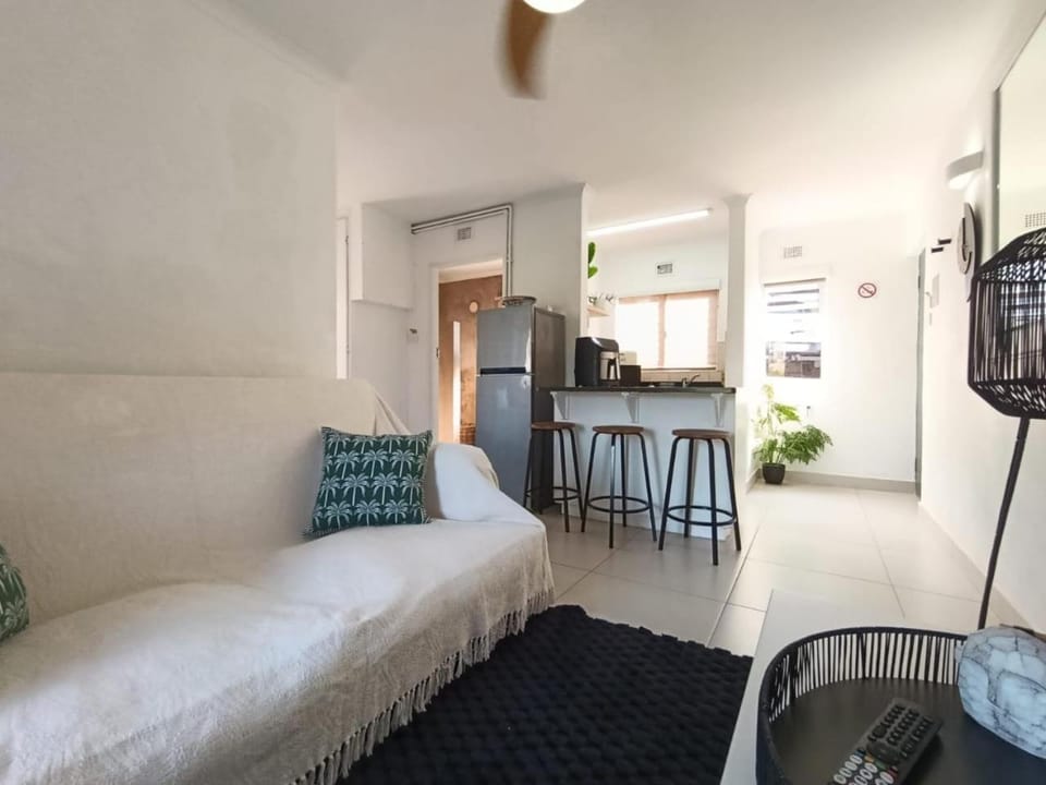 Living room, Seating area, Dining area, oven
