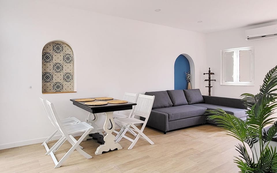 Communal lounge/ TV room, TV and multimedia, Living room, Seating area, Dining area, Evening entertainment