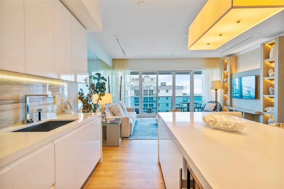 Kitchen or kitchenette, minibar