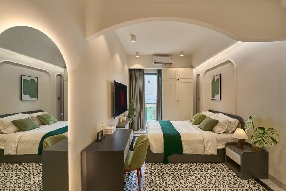 Bed, TV and multimedia, Living room, Photo of the whole room, Seating area, Bedroom, hair dresser