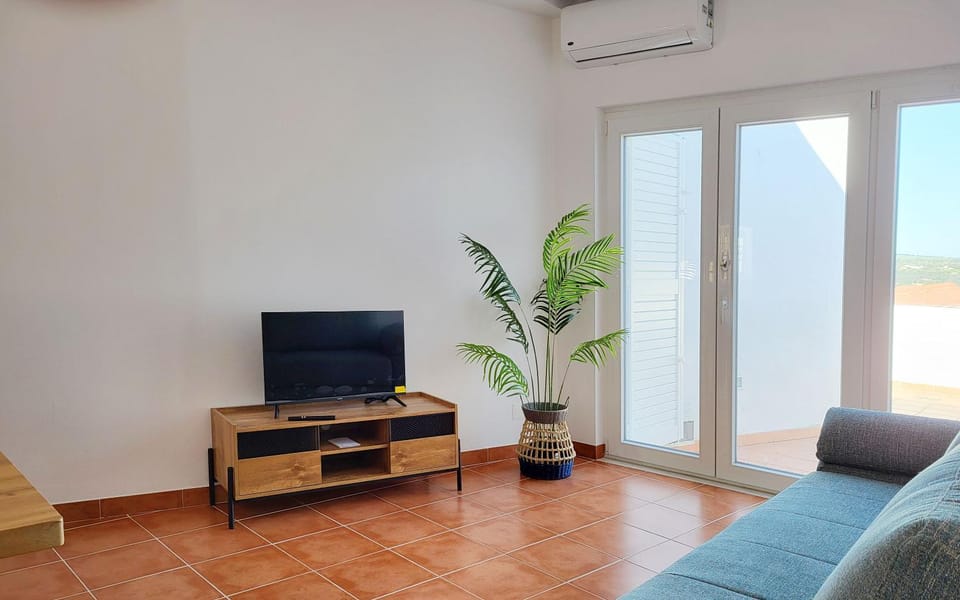 Communal lounge/ TV room, TV and multimedia, Living room, Seating area, Dining area, Evening entertainment, air conditioner