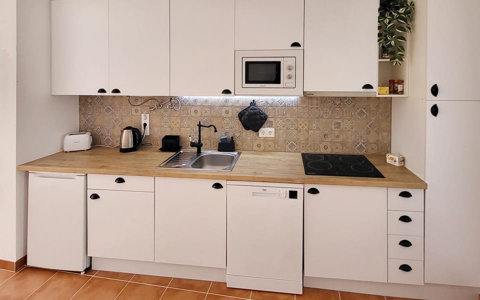 Coffee/tea facilities, Kitchen or kitchenette, dishwasher, microwave, stove, toaster