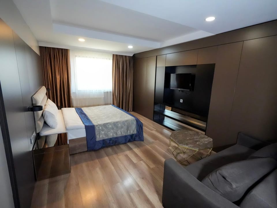 TV and multimedia, Seating area, Bedroom, wardrobe