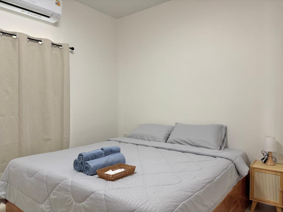 Bed, TV and multimedia, Bedroom, towels, air conditioner