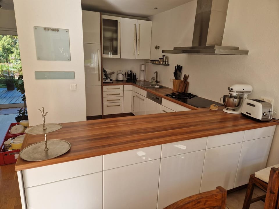 Coffee/tea facilities, Kitchen or kitchenette, dishwasher, stove, toaster
