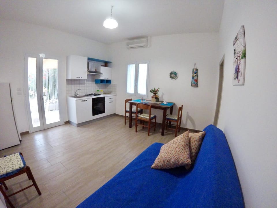 Coffee/tea facilities, Kitchen or kitchenette, Living room, Dining area