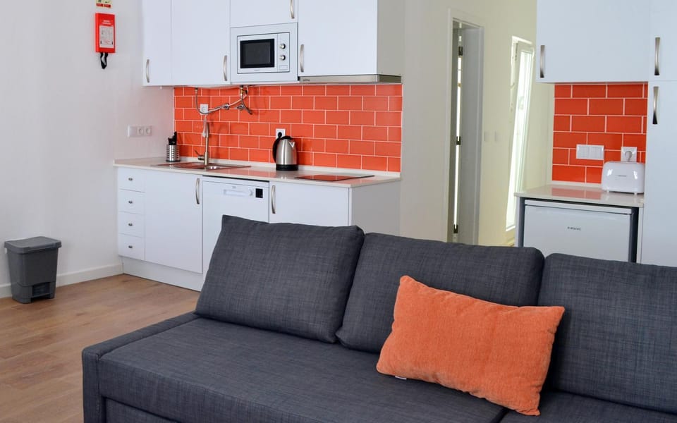 Coffee/tea facilities, Kitchen or kitchenette, Living room, Seating area, microwave, stove, toaster