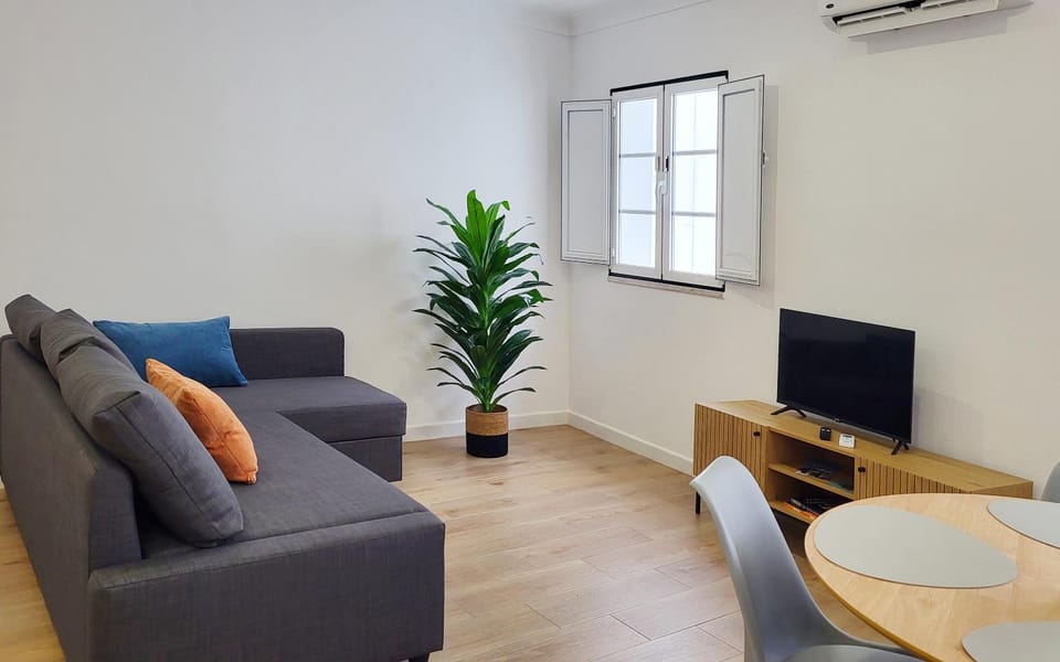 Communal lounge/ TV room, TV and multimedia, Living room, Seating area, Evening entertainment, air conditioner