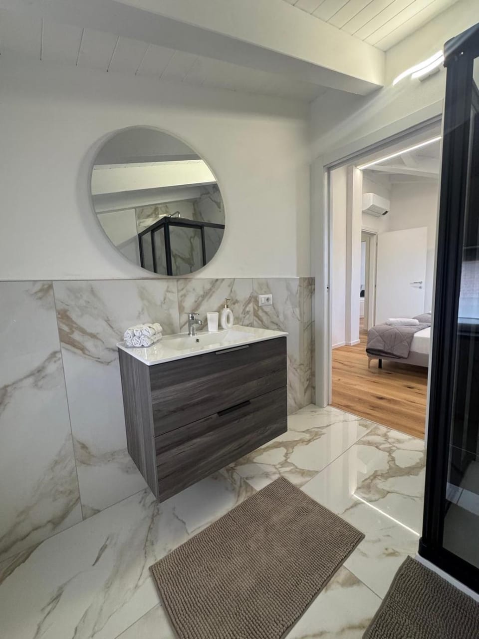 Apartment with Jacuzzi near Como Milano FREE PARKING Apartment in Lombardy