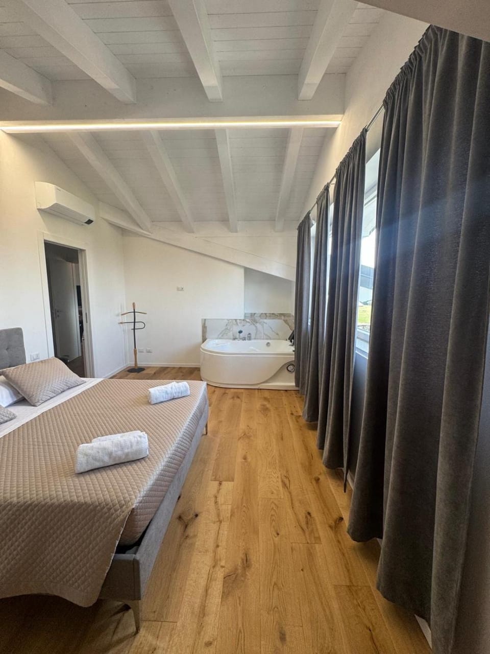 Apartment with Jacuzzi near Como Milano FREE PARKING Apartment in Lombardy