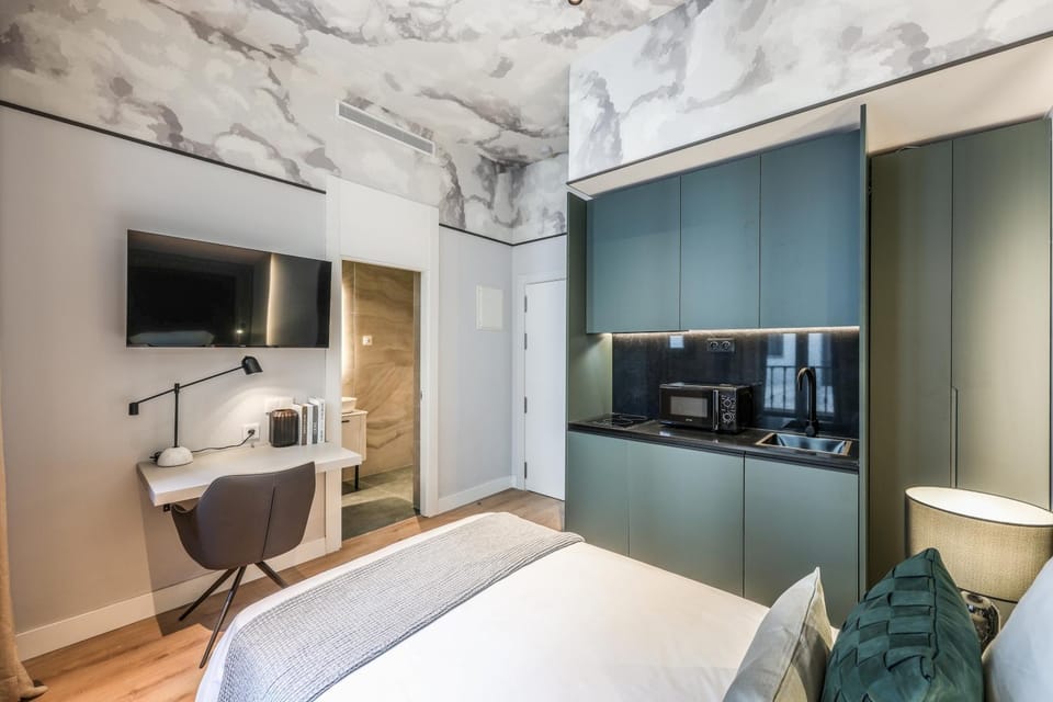 Bed, TV and multimedia, Kitchen or kitchenette, Photo of the whole room, Bedroom