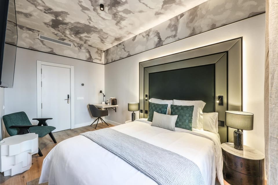 Bed, TV and multimedia, Photo of the whole room, Seating area, Bedroom