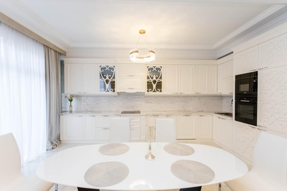 Kitchen or kitchenette, Dining area, stove