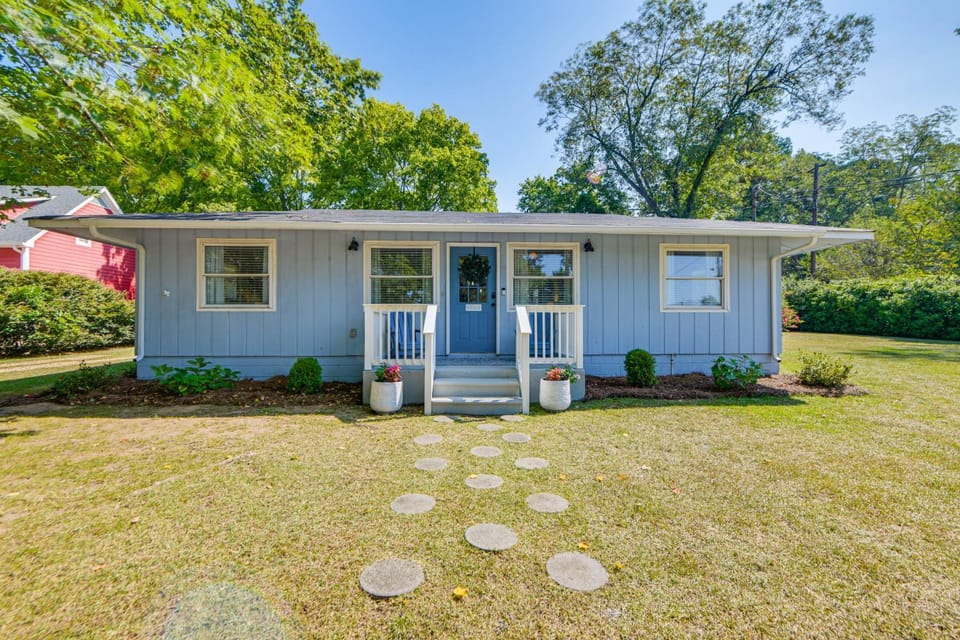 Walk to Dtwn Pine Mountain! Quiet Cottage w/ Yard House in Pine Mountain