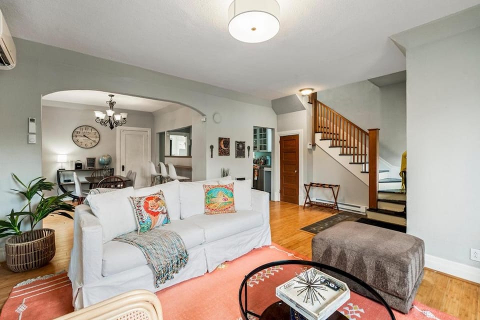 The Retreat - Spacious Luxury Stay - Workspace & Private Patio Apartment in Tacoma