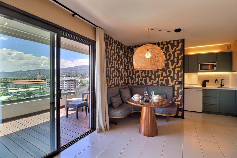 Mahana Suite - Magnificent Sea & Mountain View Apartment in Pape'ete