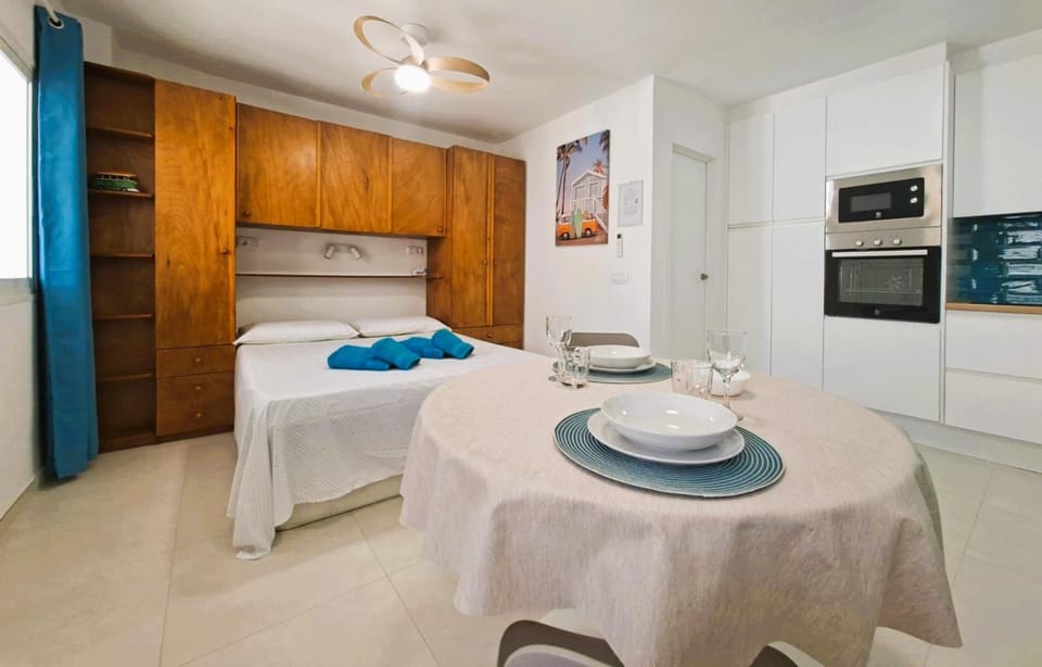 Bed, Photo of the whole room, towels