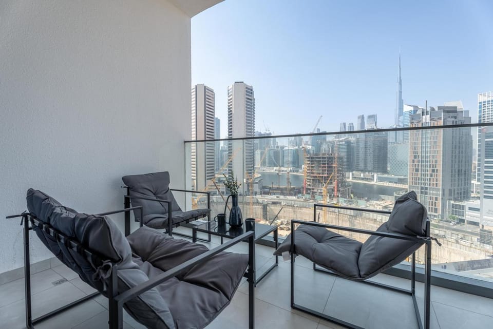 GuestReady - Dubai Skyline & Canal View | 1 BHK Apartment in Dubai