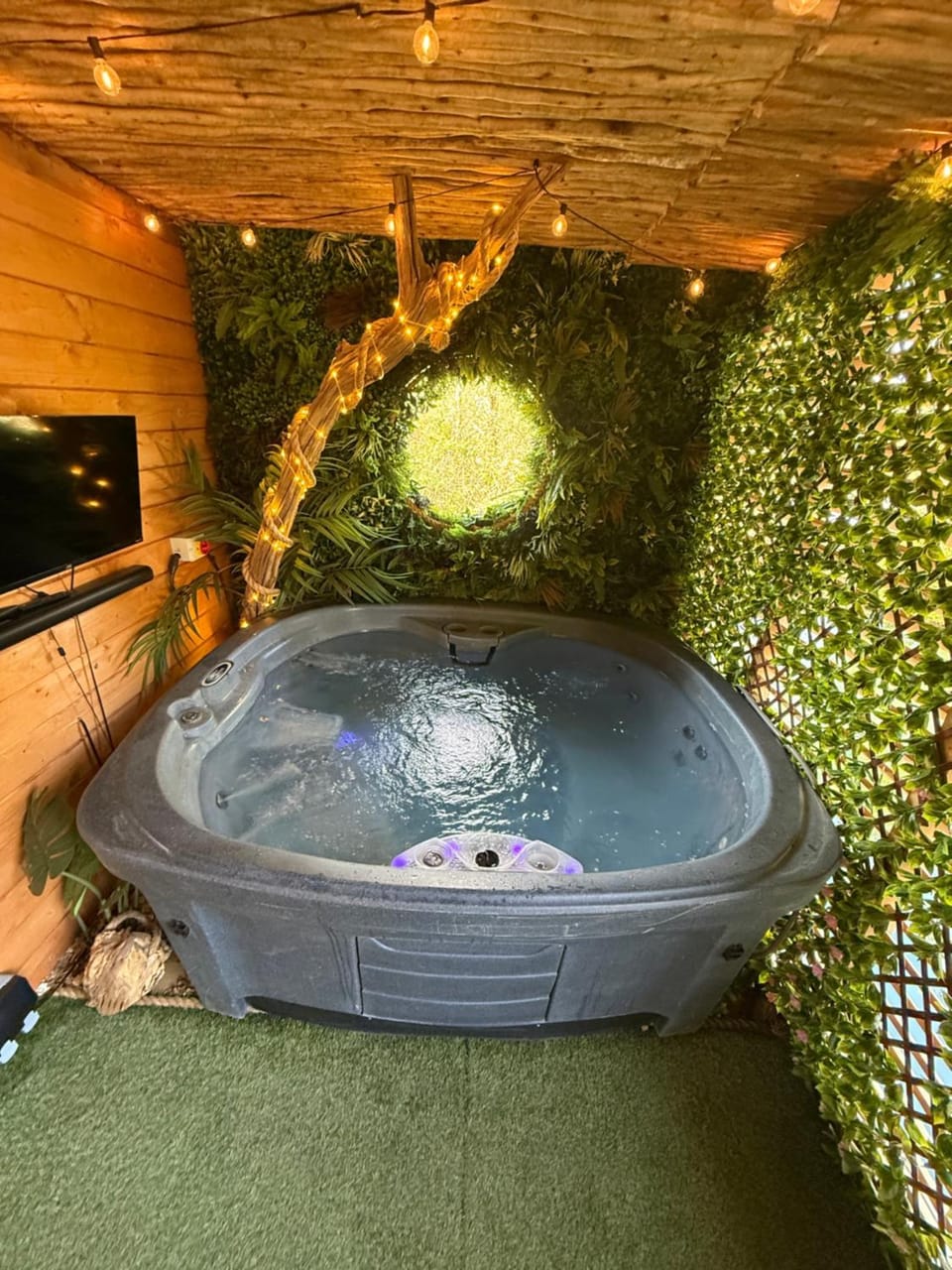 Woodland Escapes Glamping - Lake View Apartment in West Lancashire District